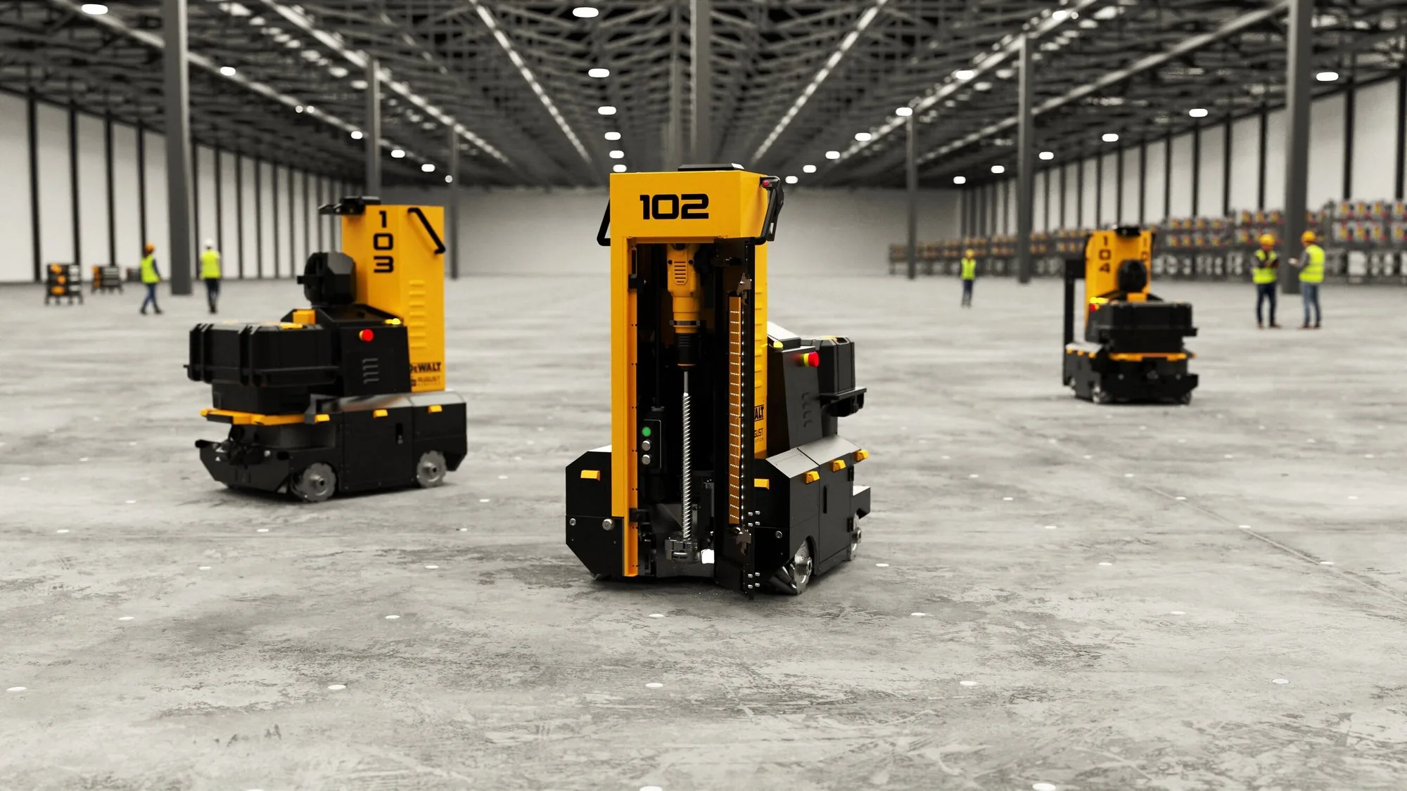 Три жёлто-чёрных робота DEWALT DALE с номерами 102, 103 и 104 на бетонном полу большого промышленного здания, на заднем плане рабочие в сигнальных жилетах