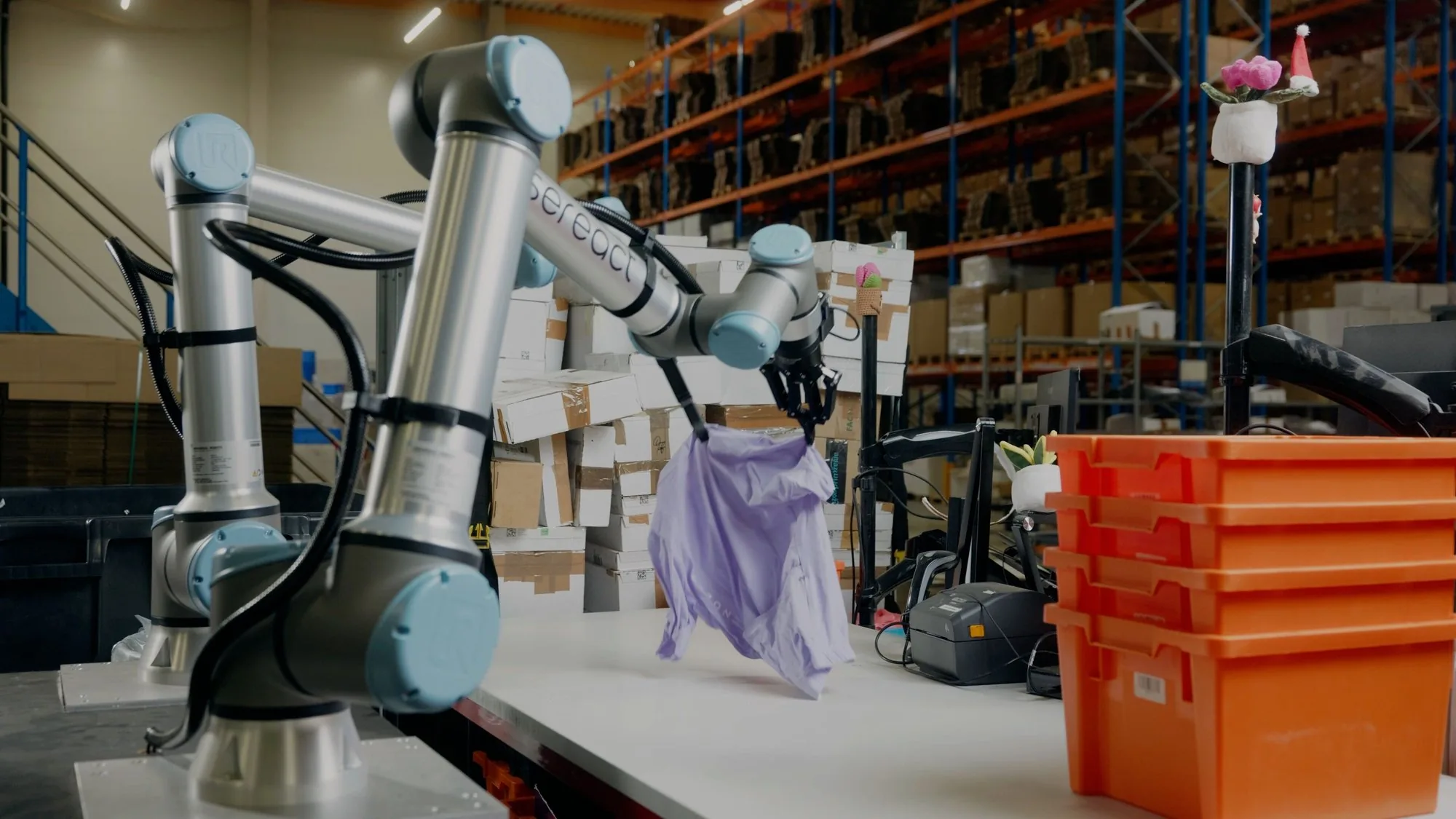 Коботы Universal Robots под управлением ИИ-платформы Sereact Cortex обрабатывают товары